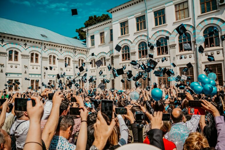 studenci podrzucają czapki